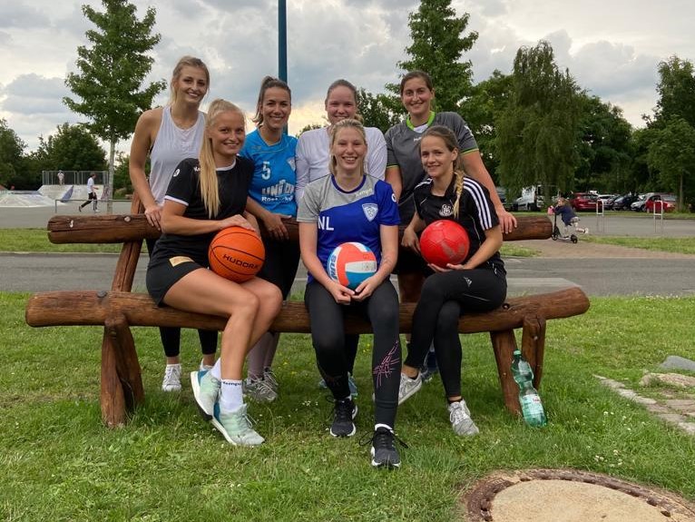 2. Frauen mit Ball an Hand und Fuß