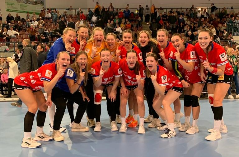 Derbysieg im Premierenspiel